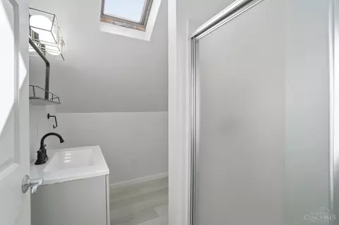 Bath - 1034 Rutledge Ave, Cincinnati, OH 45205 photo 5 of 10