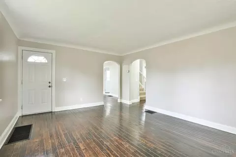 Living - 6402 Mayflower Ave, Golf Manor, OH 45237 photo 2 of 6