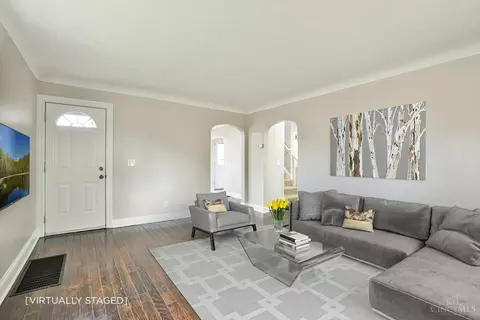 Living - 6402 Mayflower Ave, Golf Manor, OH 45237 photo 1 of 6