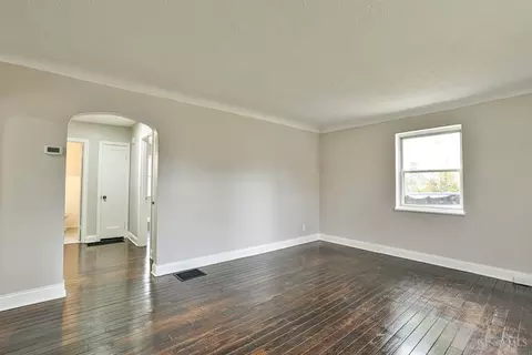 Living - 6402 Mayflower Ave, Golf Manor, OH 45237 photo 3 of 6