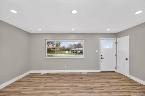 Living - 2351 Mercury Ave, Cincinnati, OH 45231 photo 5 of 7