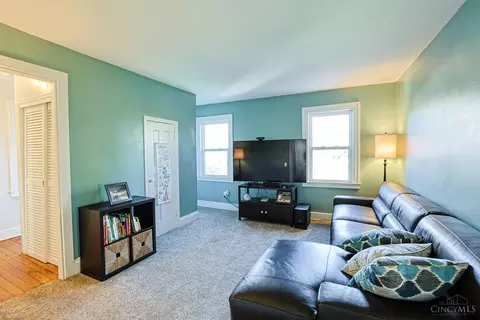 Living - 1075 Willow Ave, Glendale, OH 45246 photo 4 of 5