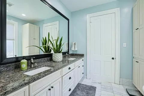 Bath - 1075 Willow Ave, Glendale, OH 45246 photo 3 of 5