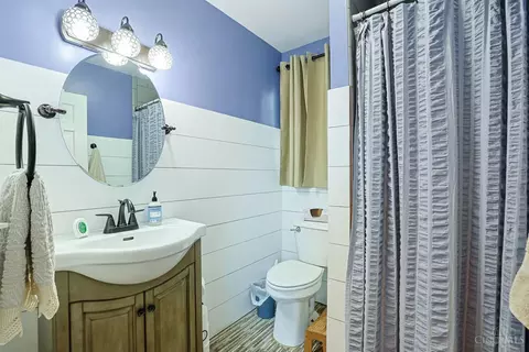 Bath - 1075 Willow Ave, Glendale, OH 45246 photo 1 of 5