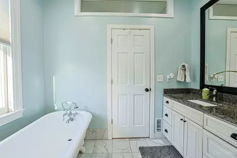 Bath - 1075 Willow Ave, Glendale, OH 45246 photo 2 of 5