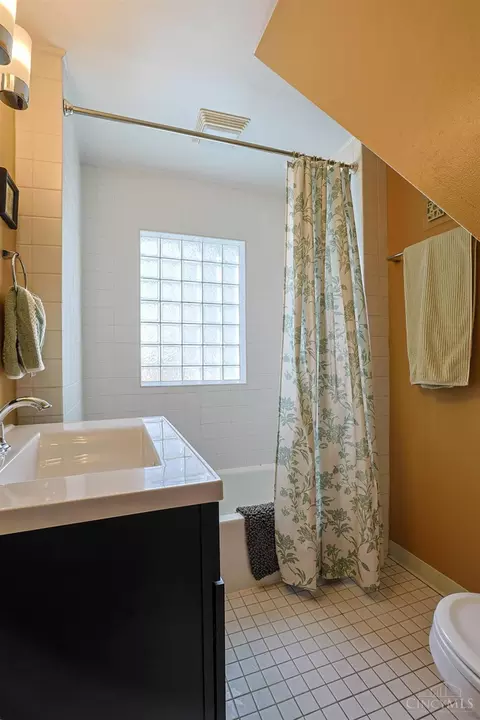 Bath - 982 Hatch St, Cincinnati, OH 45208 photo 2 of 4