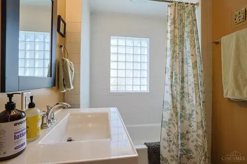 Bath - 982 Hatch St, Cincinnati, OH 45208 photo 1 of 4