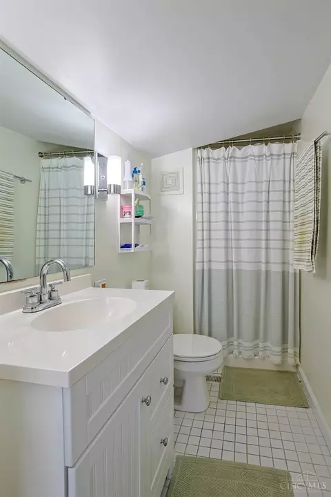 Bath - 982 Hatch St, Cincinnati, OH 45208 photo 3 of 4