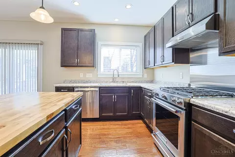 Kitchen - 1117 Stableview Cir, Hamilton Township, OH 45039 photo 3 of 4