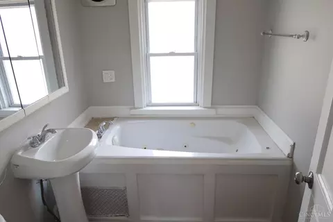 Bath - 6916 Noble Ave, Cincinnati, OH 45239 photo 2 of 6