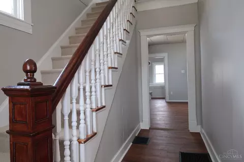 Entry Way - 6916 Noble Ave, Cincinnati, OH 45239 photo 1 of 7