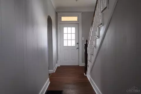 Entry Way - 6916 Noble Ave, Cincinnati, OH 45239 photo 3 of 7