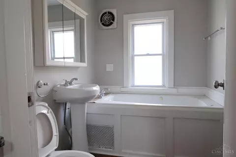 Bath - 6916 Noble Ave, Cincinnati, OH 45239 photo 1 of 6