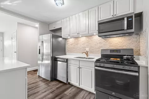 Kitchen - 8881 Ebro Ct, Cincinnati, OH 45231 photo 2 of 3