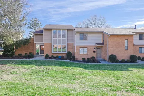 18 Oakwood Ct, Springdale, OH 45246