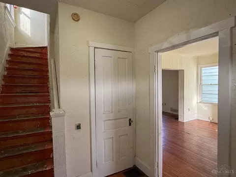 Entry Way - 1606 Brewster Ave, Cincinnati, OH 45207 photo 1 of 7