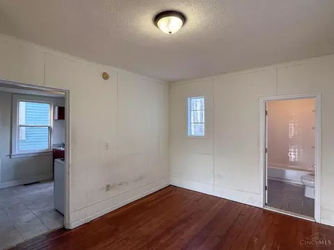 Living - 1606 Brewster Ave, Cincinnati, OH 45207 photo 7 of 8