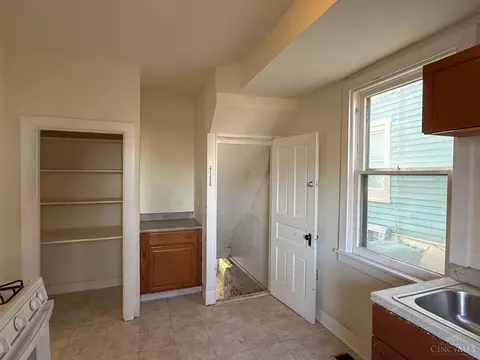 Kitchen - 1606 Brewster Ave, Cincinnati, OH 45207 photo 5 of 6