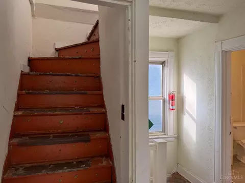 Entry Way - 1606 Brewster Ave, Cincinnati, OH 45207 photo 5 of 7