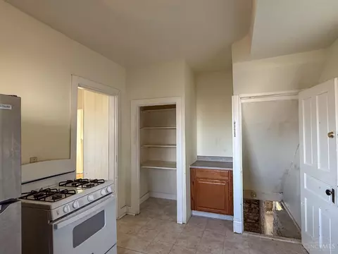 Kitchen - 1606 Brewster Ave, Cincinnati, OH 45207 photo 4 of 6
