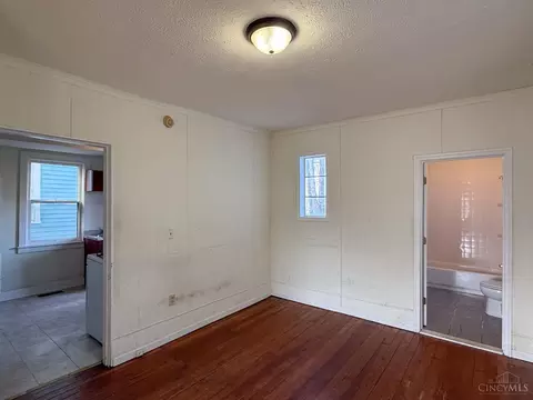 Living - 1606 Brewster Ave, Cincinnati, OH 45207 photo 8 of 8