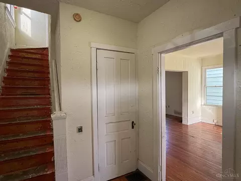 Entry Way - 1606 Brewster Ave, Cincinnati, OH 45207 photo 2 of 7