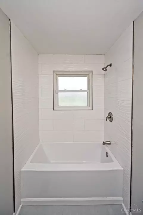 Bath - 3892 Michael Dr, Cincinnati, OH 45255 photo 2 of 3