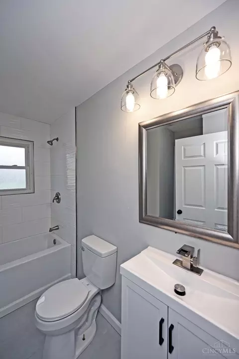 Bath - 3892 Michael Dr, Cincinnati, OH 45255 photo 1 of 3