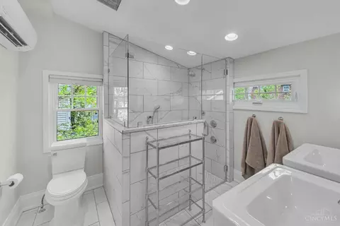 Bath - 3330 Monteith Ave, Cincinnati, OH 45208 photo 3 of 10