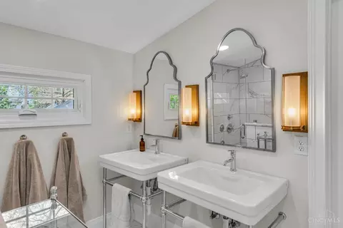 Bath - 3330 Monteith Ave, Cincinnati, OH 45208 photo 4 of 10
