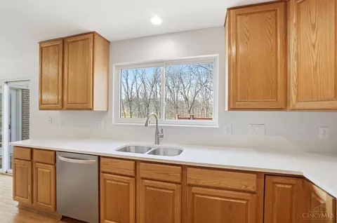 Kitchen - 452 Windfern Forest Ln, Cincinnati, OH 45244 photo 6 of 7