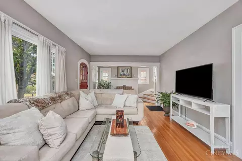 Living - 2913 Madison Rd, Cincinnati, OH 45209 photo 3 of 3