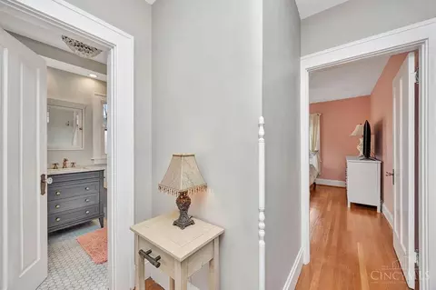 Entry Way - 2913 Madison Rd, Cincinnati, OH 45209 photo 4 of 4