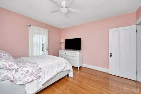 Bedroom - 2913 Madison Rd, Cincinnati, OH 45209 photo 4 of 8