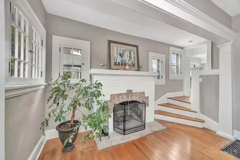Entry Way - 2913 Madison Rd, Cincinnati, OH 45209 photo 2 of 4