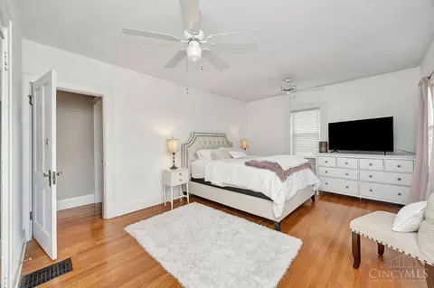 Bedroom - 2913 Madison Rd, Cincinnati, OH 45209 photo 1 of 8
