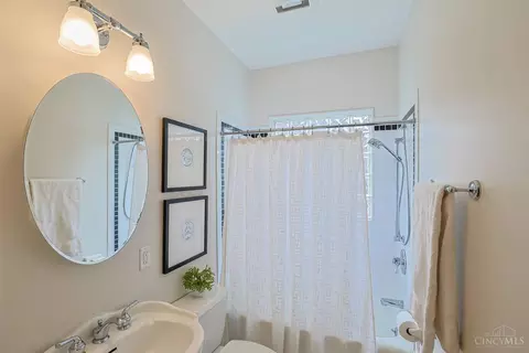 Bath - 416 Torrence Ct, Cincinnati, OH 45202 photo 4 of 4