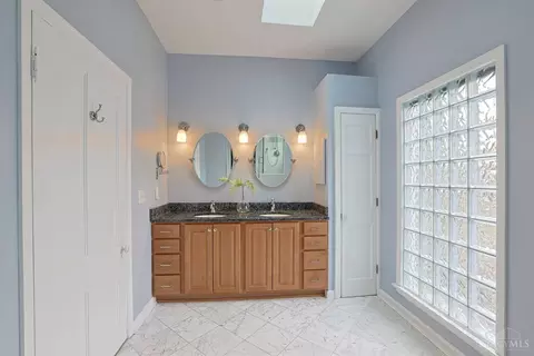 Bath - 416 Torrence Ct, Cincinnati, OH 45202 photo 3 of 4