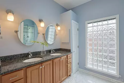 Bath - 416 Torrence Ct, Cincinnati, OH 45202 photo 2 of 4