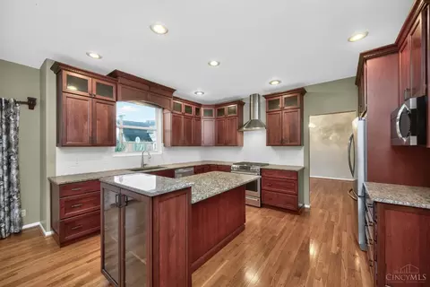 Kitchen - 6705 Willow Ln, Mason, OH 45040 photo 3 of 4