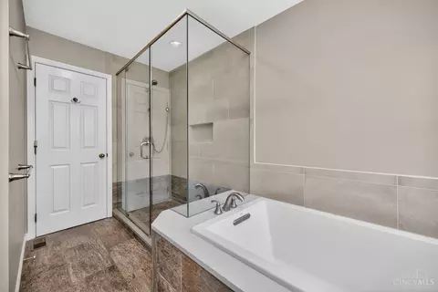 Bath - 6705 Willow Ln, Mason, OH 45040 photo 3 of 8