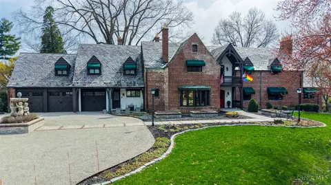 206 Hilltop Ln, Wyoming, OH 45215