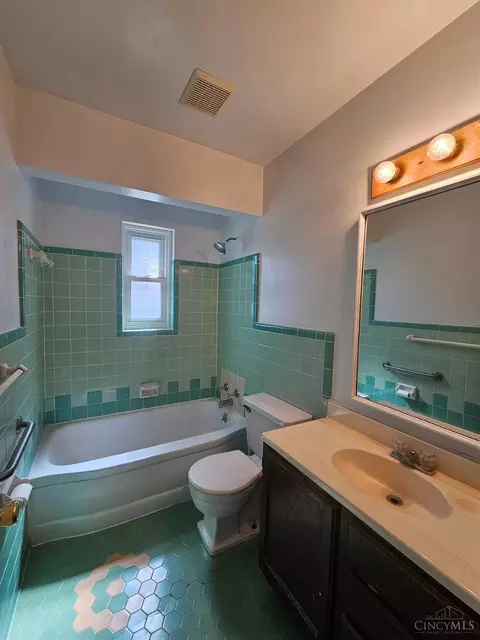 Bath - 1088 Morado Dr, Cincinnati, OH 45238 photo 1 of 2