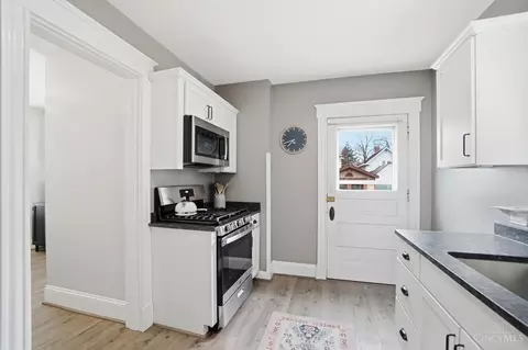 Entry Way - 4310 Thirty Third Ave, Cincinnati, OH 45209 photo 2 of 3