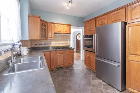 Kitchen - 4330 Schulte Dr, Cincinnati, OH 45205 photo 2 of 3