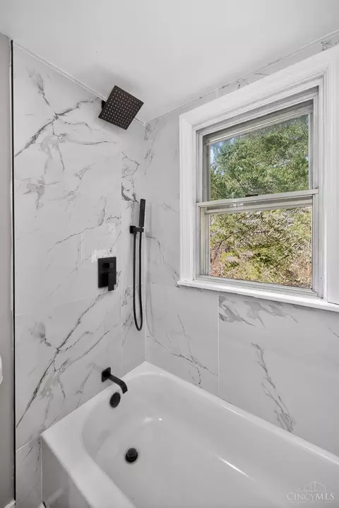 Bath - 48 Damon Rd, Greenhills, OH 45218 photo 8 of 8