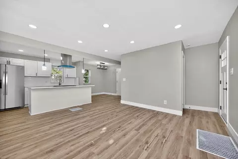 Entry Way - 48 Damon Rd, Greenhills, OH 45218 photo 3 of 7