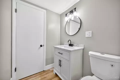 Bath - 48 Damon Rd, Greenhills, OH 45218 photo 7 of 8