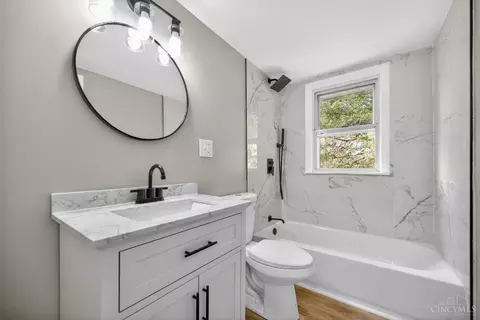 Bath - 48 Damon Rd, Greenhills, OH 45218 photo 6 of 8