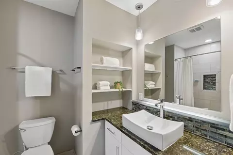 Bath - 1408 Elm St, Cincinnati, OH 45202 photo 1 of 2